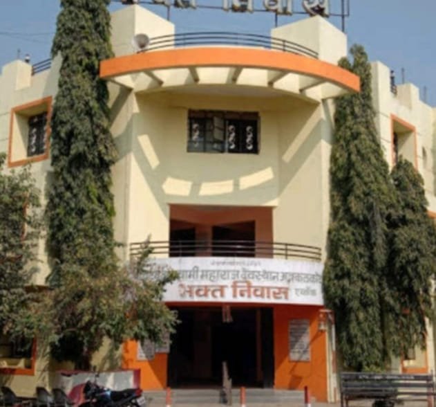 Bhakt Nivas Akalkot building exterior in Akalkot